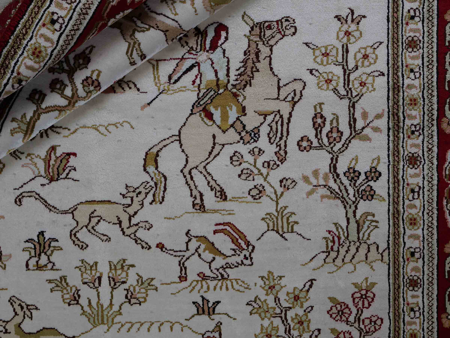Feiner, handgeknüpfter Art Ghom aus Kunstseide. Ursprung China. Größe: 183 x 126 cm. Hauptfarben: Weiß, Creme, Rot. Vertrieb durch JUPITER Intl.