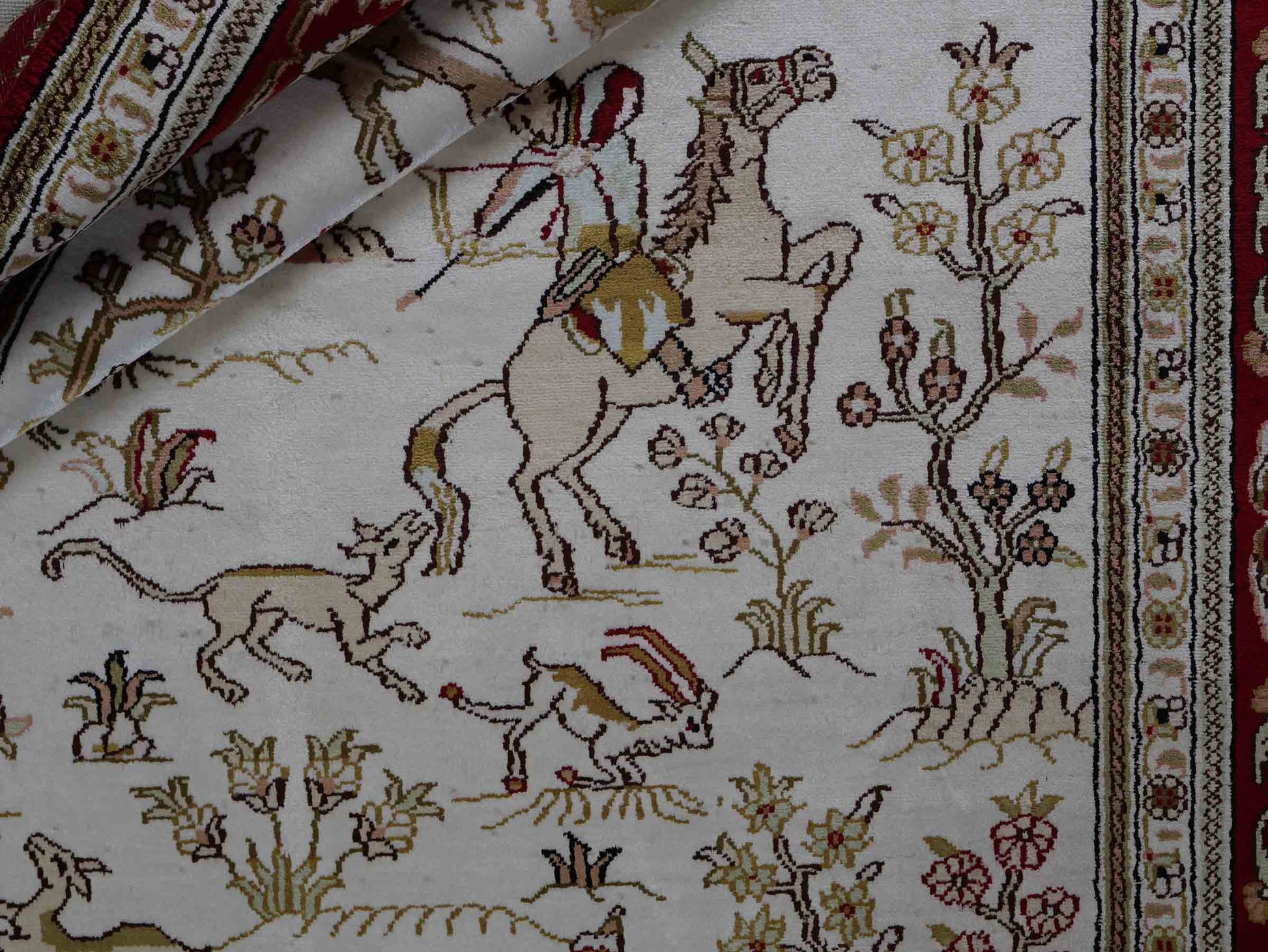 Feiner, handgeknüpfter Art Ghom aus Kunstseide. Ursprung China. Größe: 183 x 126 cm. Hauptfarben: Weiß, Creme, Rot. Vertrieb durch JUPITER Intl.