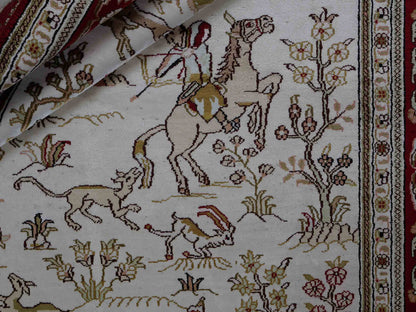 Feiner, handgeknüpfter Art Ghom aus Kunstseide. Ursprung China. Größe: 183 x 126 cm. Hauptfarben: Weiß, Creme, Rot. Vertrieb durch JUPITER Intl.
