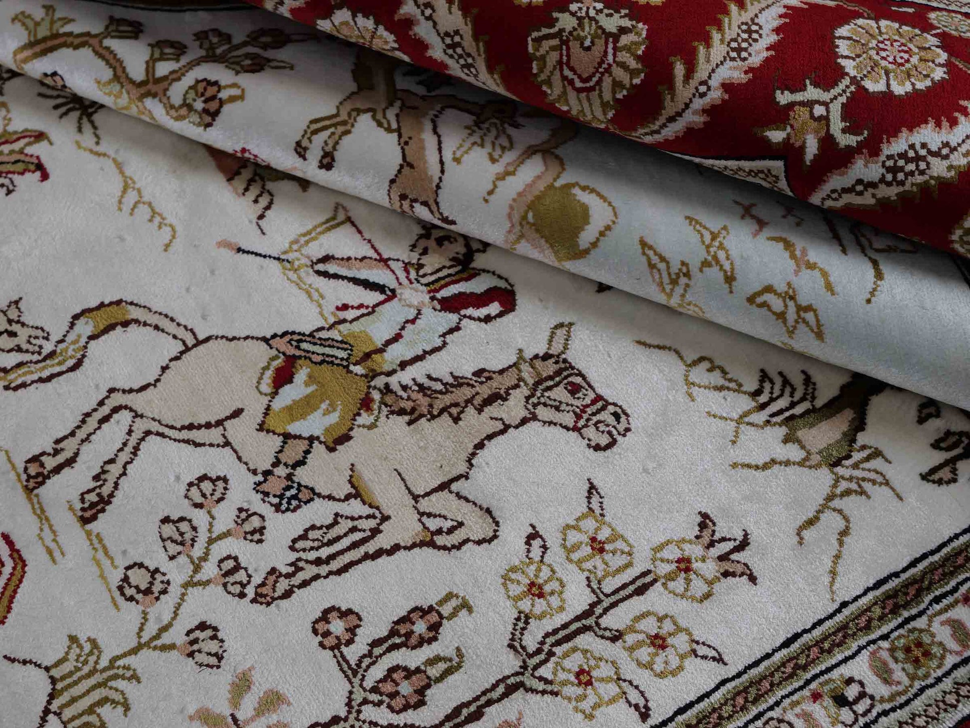 Feiner, handgeknüpfter Art Ghom aus Kunstseide. Ursprung China. Größe: 183 x 126 cm. Hauptfarben: Weiß, Creme, Rot. Vertrieb durch JUPITER Intl.
