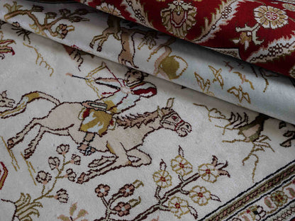Feiner, handgeknüpfter Art Ghom aus Kunstseide. Ursprung China. Größe: 183 x 126 cm. Hauptfarben: Weiß, Creme, Rot. Vertrieb durch JUPITER Intl.
