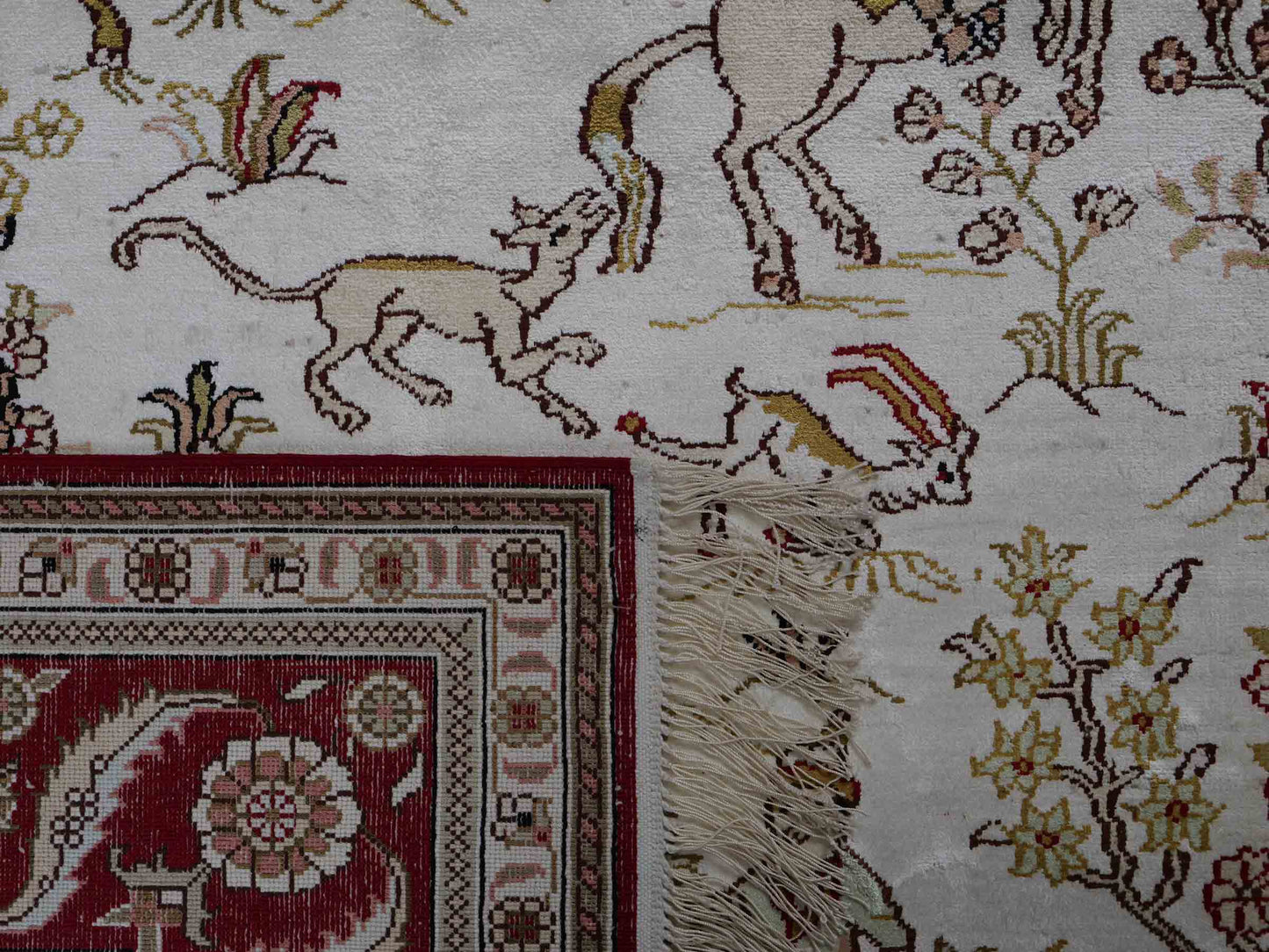Feiner, handgeknüpfter Art Ghom aus Kunstseide. Ursprung China. Größe: 183 x 126 cm. Hauptfarben: Weiß, Creme, Rot. Vertrieb durch JUPITER Intl.