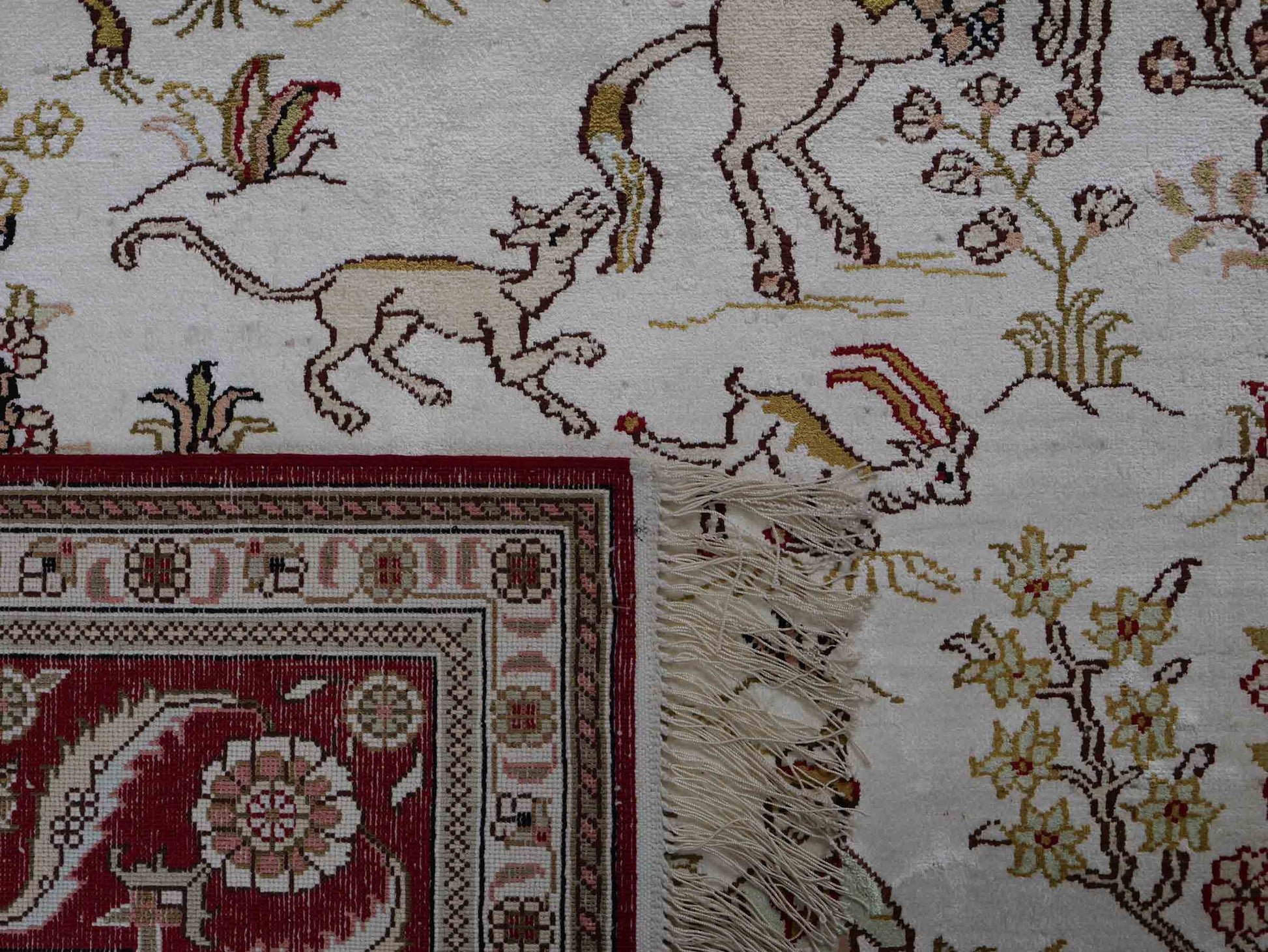 Feiner, handgeknüpfter Art Ghom aus Kunstseide. Ursprung China. Größe: 183 x 126 cm. Hauptfarben: Weiß, Creme, Rot. Vertrieb durch JUPITER Intl.