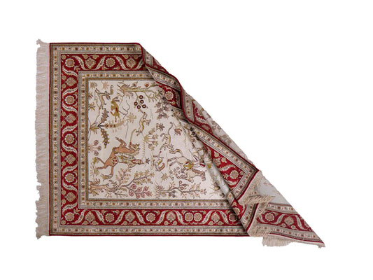 Feiner, handgeknüpfter Art Ghom aus Kunstseide. Ursprung China. Größe: 183 x 126 cm. Hauptfarben: Weiß, Creme, Rot. Vertrieb durch JUPITER Intl.