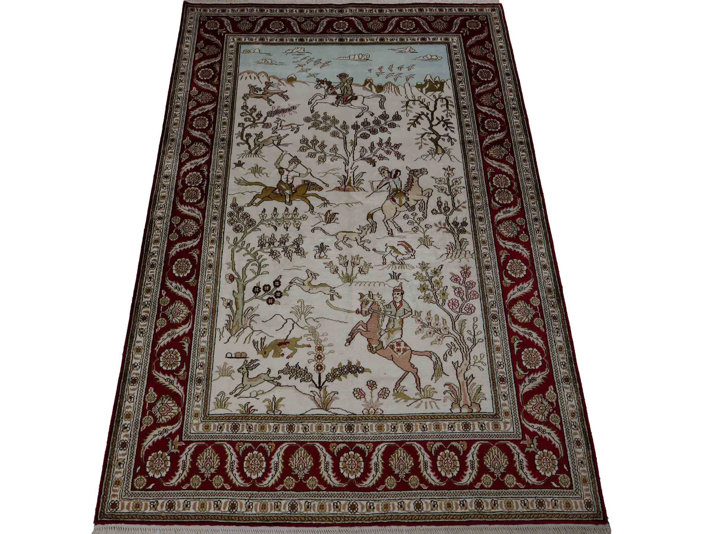 Feiner, handgeknüpfter Art Ghom aus Kunstseide. Ursprung China. Größe: 183 x 126 cm. Hauptfarben: Weiß, Creme, Rot. Vertrieb durch JUPITER Intl.