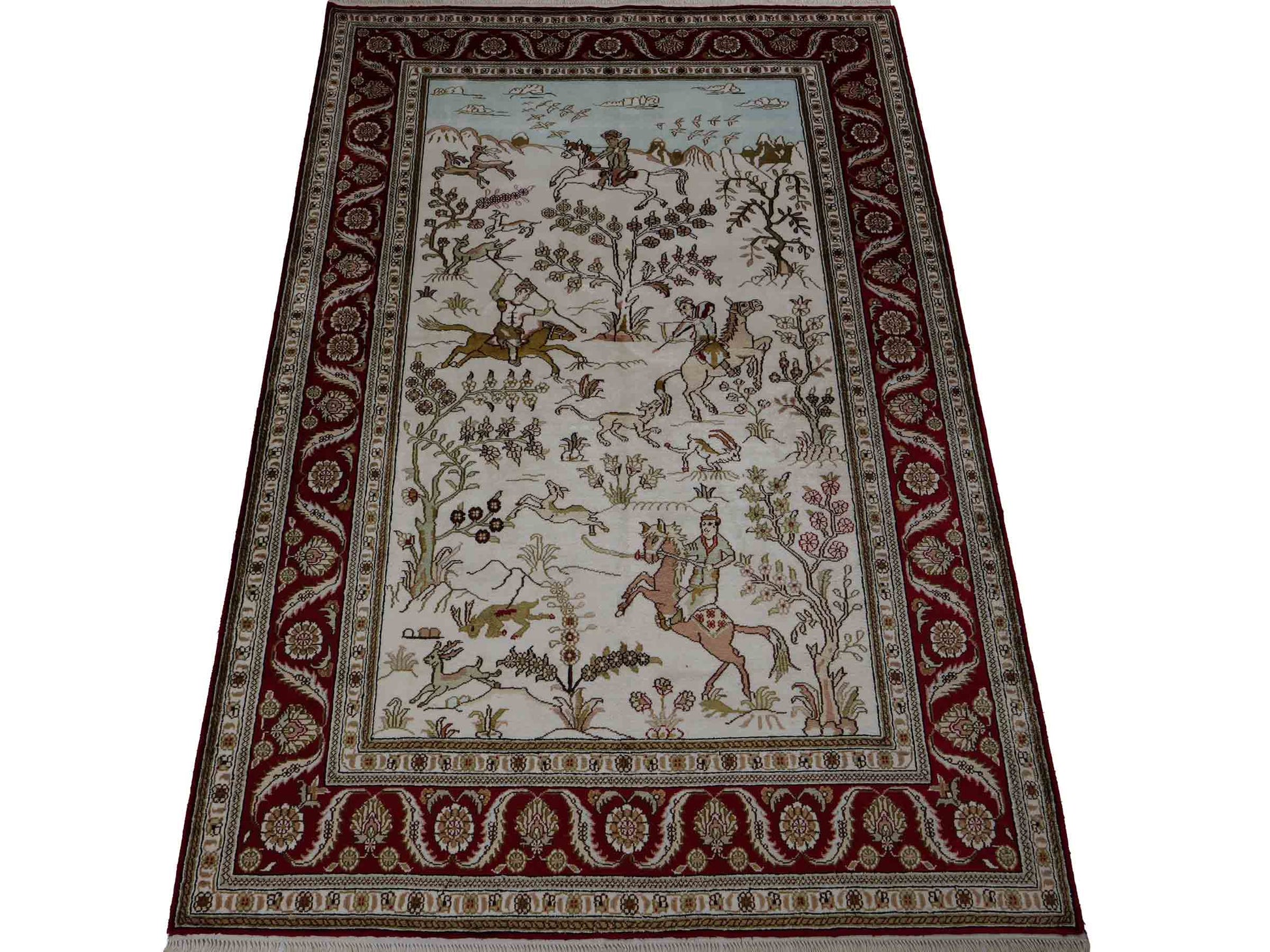 Feiner, handgeknüpfter Art Ghom aus Kunstseide. Ursprung China. Größe: 183 x 126 cm. Hauptfarben: Weiß, Creme, Rot. Vertrieb durch JUPITER Intl.