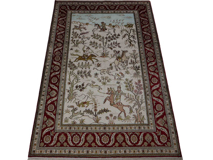 Feiner, handgeknüpfter Art Ghom aus Kunstseide. Ursprung China. Größe: 183 x 126 cm. Hauptfarben: Weiß, Creme, Rot. Vertrieb durch JUPITER Intl.