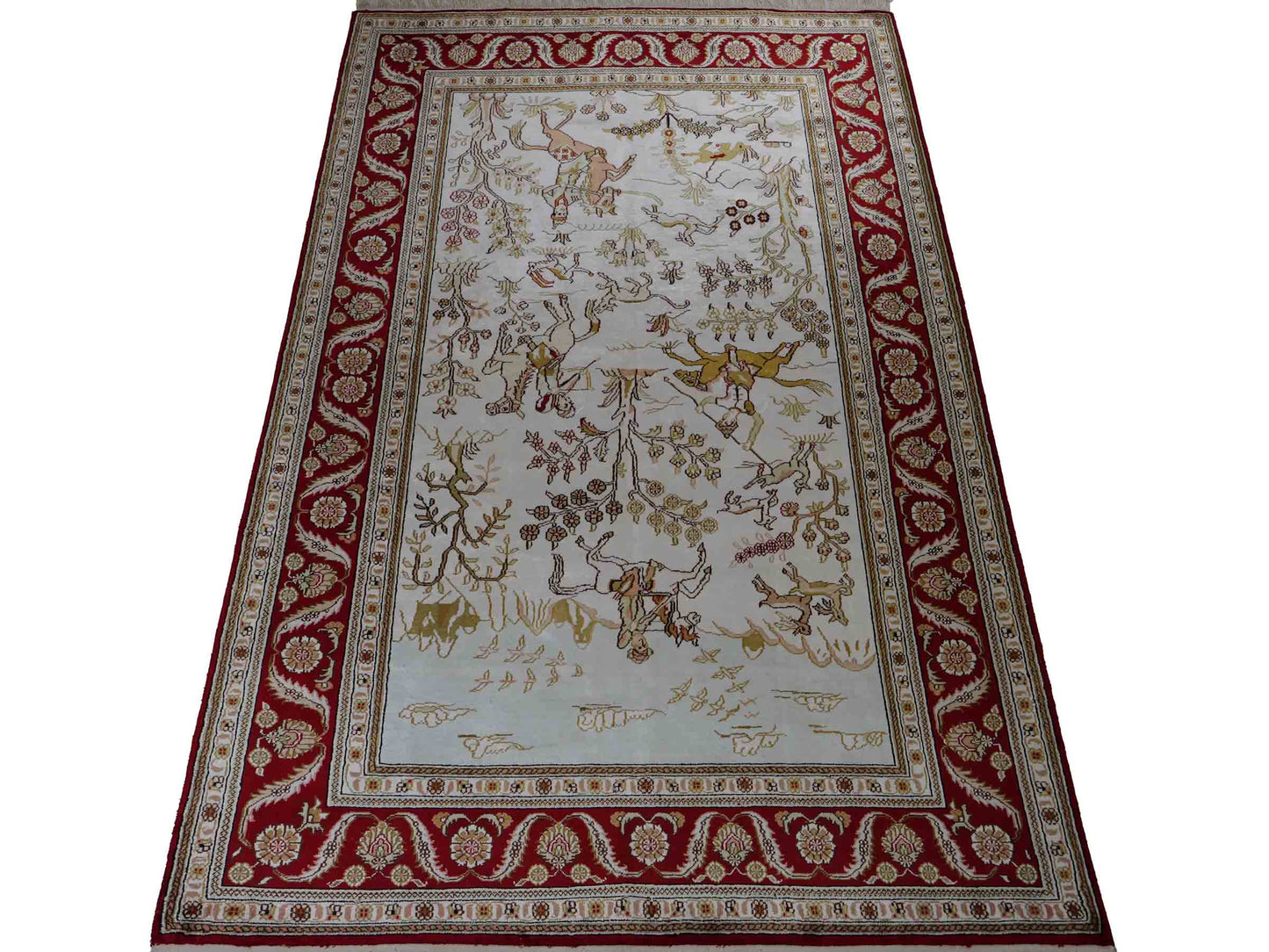 Feiner, handgeknüpfter Art Ghom aus Kunstseide. Ursprung China. Größe: 183 x 126 cm. Hauptfarben: Weiß, Creme, Rot. Vertrieb durch JUPITER Intl.