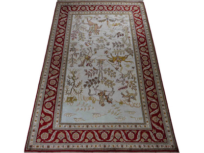 Feiner, handgeknüpfter Art Ghom aus Kunstseide. Ursprung China. Größe: 183 x 126 cm. Hauptfarben: Weiß, Creme, Rot. Vertrieb durch JUPITER Intl.
