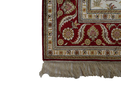 Feiner, handgeknüpfter Art Ghom aus Kunstseide. Ursprung China. Größe: 183 x 126 cm. Hauptfarben: Weiß, Creme, Rot. Vertrieb durch JUPITER Intl.