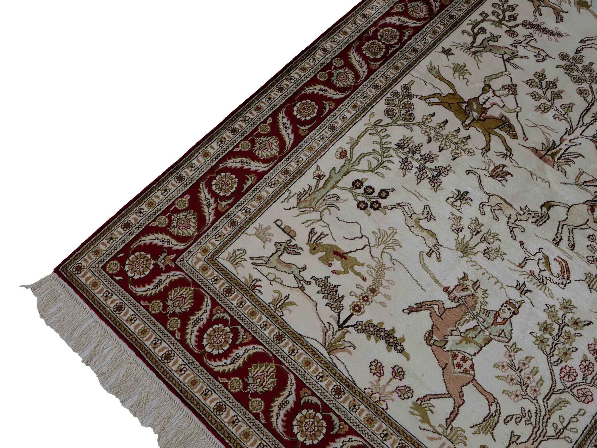 Feiner, handgeknüpfter Art Ghom aus Kunstseide. Ursprung China. Größe: 183 x 126 cm. Hauptfarben: Weiß, Creme, Rot. Vertrieb durch JUPITER Intl.