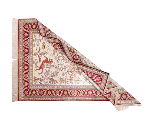 Feiner, handgeknüpfter Art Ghom aus Kunstseide. Ursprung China. Größe: 183 x 127 cm. Hauptfarben: Weiß, Creme, Rot. Vertrieb durch JUPITER Intl.