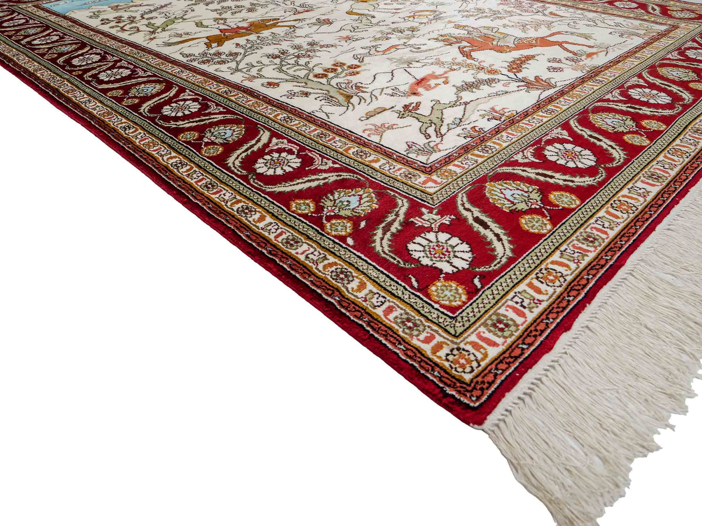 Feiner, handgeknüpfter Art Ghom aus Kunstseide. Ursprung China. Größe: 184 x 120 cm. Hauptfarben: Weiß, Creme, Rot. Vertrieb durch JUPITER Intl.
