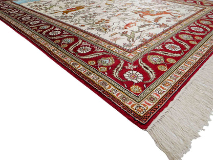 Feiner, handgeknüpfter Art Ghom aus Kunstseide. Ursprung China. Größe: 184 x 120 cm. Hauptfarben: Weiß, Creme, Rot. Vertrieb durch JUPITER Intl.