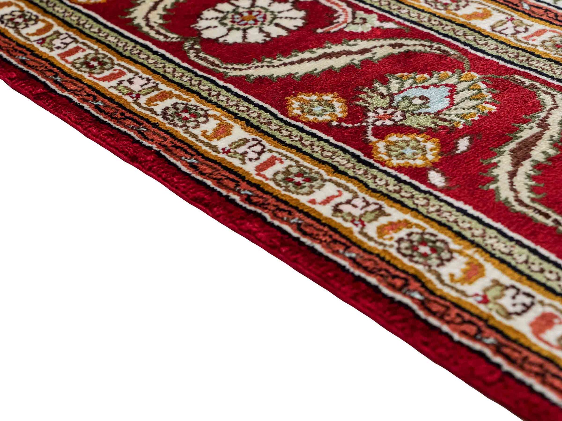 Feiner, handgeknüpfter Art Ghom aus Kunstseide. Ursprung China. Größe: 184 x 120 cm. Hauptfarben: Weiß, Creme, Rot. Vertrieb durch JUPITER Intl.