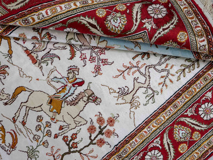 Feiner, handgeknüpfter Art Ghom aus Kunstseide. Ursprung China. Größe: 184 x 120 cm. Hauptfarben: Weiß, Creme, Rot. Vertrieb durch JUPITER Intl.