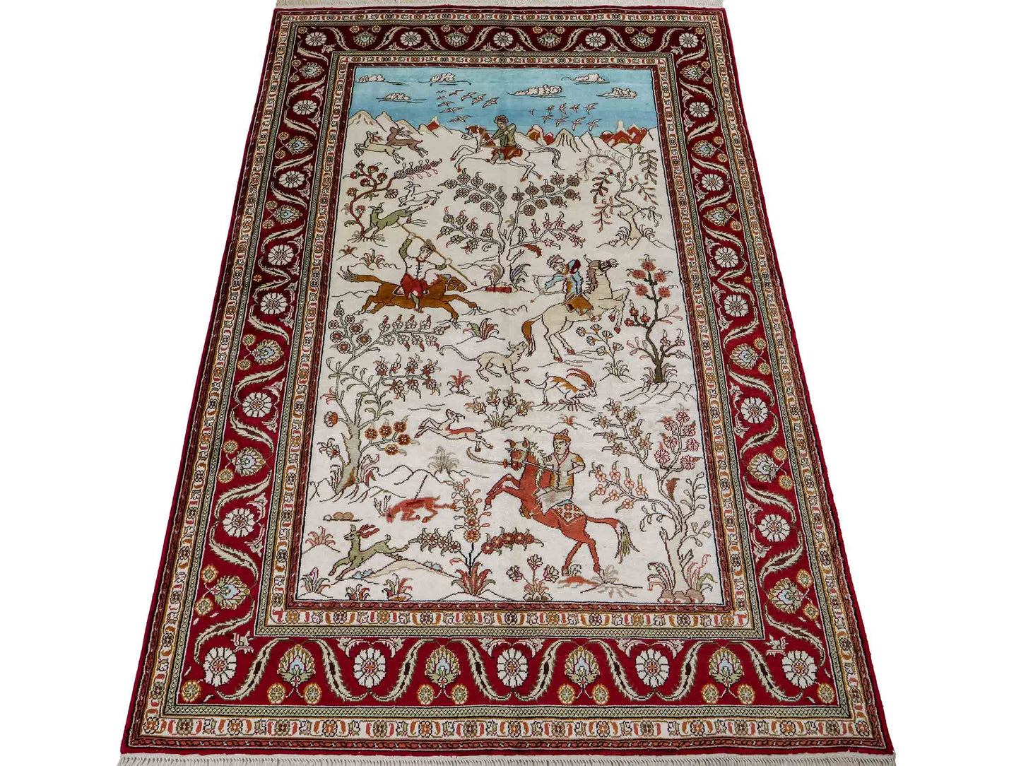 Feiner, handgeknüpfter Art Ghom aus Kunstseide. Ursprung China. Größe: 184 x 120 cm. Hauptfarben: Weiß, Creme, Rot. Vertrieb durch JUPITER Intl.