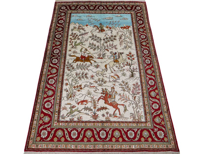 Feiner, handgeknüpfter Art Ghom aus Kunstseide. Ursprung China. Größe: 184 x 120 cm. Hauptfarben: Weiß, Creme, Rot. Vertrieb durch JUPITER Intl.