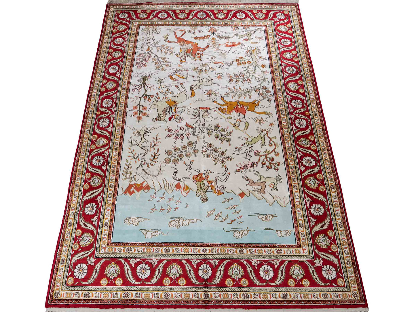 Feiner, handgeknüpfter Art Ghom aus Kunstseide. Ursprung China. Größe: 184 x 120 cm. Hauptfarben: Weiß, Creme, Rot. Vertrieb durch JUPITER Intl.