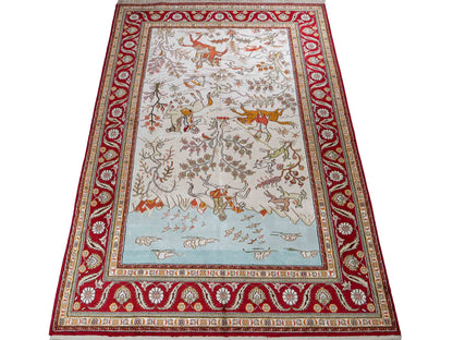 Feiner, handgeknüpfter Art Ghom aus Kunstseide. Ursprung China. Größe: 184 x 120 cm. Hauptfarben: Weiß, Creme, Rot. Vertrieb durch JUPITER Intl.