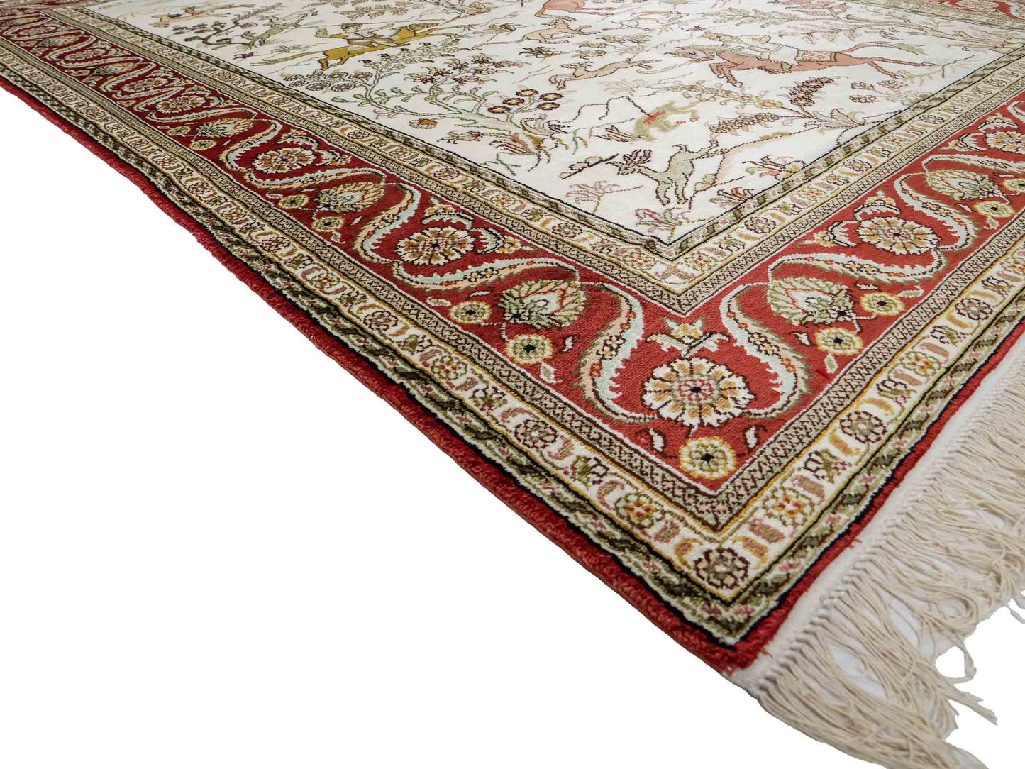 Feiner, handgeknüpfter Art Ghom aus Kunstseide. Ursprung China. Größe: 184 x 123 cm. Hauptfarben: Weiß, Creme, Rot. Vertrieb durch JUPITER Intl.