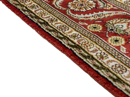 Feiner, handgeknüpfter Art Ghom aus Kunstseide. Ursprung China. Größe: 184 x 123 cm. Hauptfarben: Weiß, Creme, Rot. Vertrieb durch JUPITER Intl.