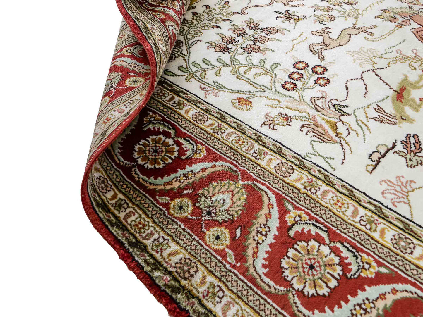 Feiner, handgeknüpfter Art Ghom aus Kunstseide. Ursprung China. Größe: 184 x 123 cm. Hauptfarben: Weiß, Creme, Rot. Vertrieb durch JUPITER Intl.