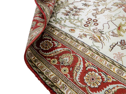 Feiner, handgeknüpfter Art Ghom aus Kunstseide. Ursprung China. Größe: 184 x 123 cm. Hauptfarben: Weiß, Creme, Rot. Vertrieb durch JUPITER Intl.