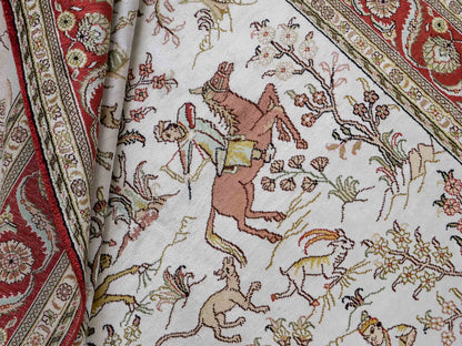 Feiner, handgeknüpfter Art Ghom aus Kunstseide. Ursprung China. Größe: 184 x 123 cm. Hauptfarben: Weiß, Creme, Rot. Vertrieb durch JUPITER Intl.
