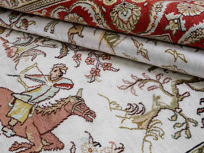Feiner, handgeknüpfter Art Ghom aus Kunstseide. Ursprung China. Größe: 184 x 123 cm. Hauptfarben: Weiß, Creme, Rot. Vertrieb durch JUPITER Intl.