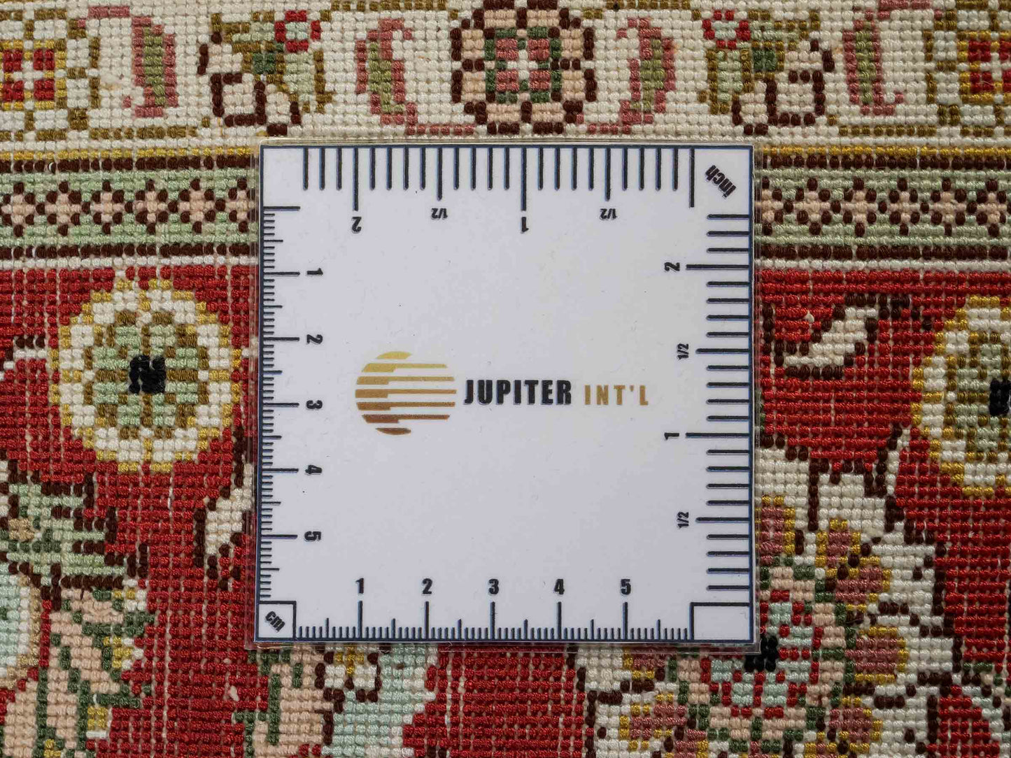 Feiner, handgeknüpfter Art Ghom aus Kunstseide. Ursprung China. Größe: 184 x 123 cm. Hauptfarben: Weiß, Creme, Rot. Vertrieb durch JUPITER Intl.