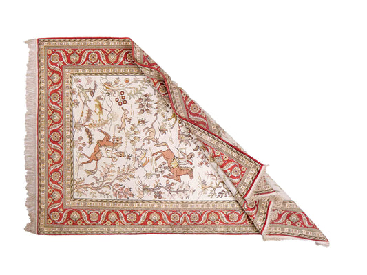 Feiner, handgeknüpfter Art Ghom aus Kunstseide. Ursprung China. Größe: 184 x 123 cm. Hauptfarben: Weiß, Creme, Rot. Vertrieb durch JUPITER Intl.