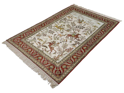 Feiner, handgeknüpfter Art Ghom aus Kunstseide. Ursprung China. Größe: 184 x 123 cm. Hauptfarben: Weiß, Creme, Rot. Vertrieb durch JUPITER Intl.