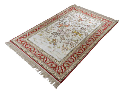 Feiner, handgeknüpfter Art Ghom aus Kunstseide. Ursprung China. Größe: 184 x 123 cm. Hauptfarben: Weiß, Creme, Rot. Vertrieb durch JUPITER Intl.
