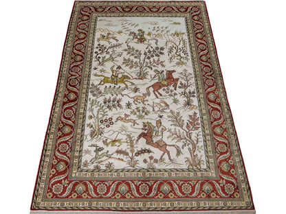 Feiner, handgeknüpfter Art Ghom aus Kunstseide. Ursprung China. Größe: 184 x 123 cm. Hauptfarben: Weiß, Creme, Rot. Vertrieb durch JUPITER Intl.