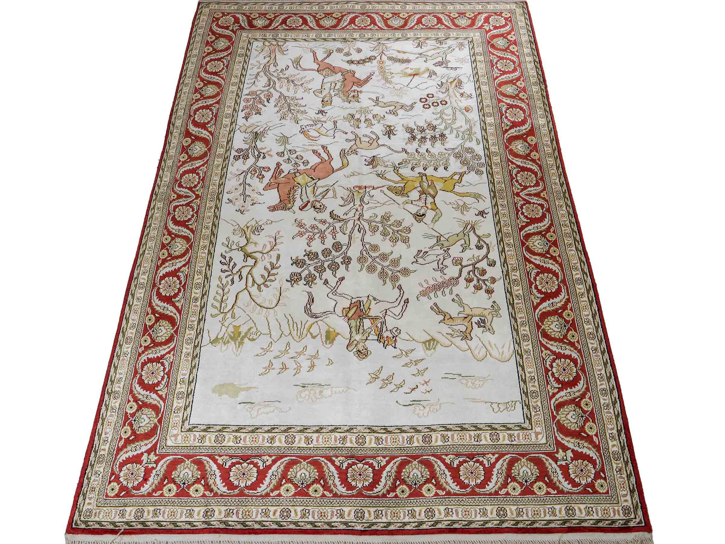 Feiner, handgeknüpfter Art Ghom aus Kunstseide. Ursprung China. Größe: 184 x 123 cm. Hauptfarben: Weiß, Creme, Rot. Vertrieb durch JUPITER Intl.