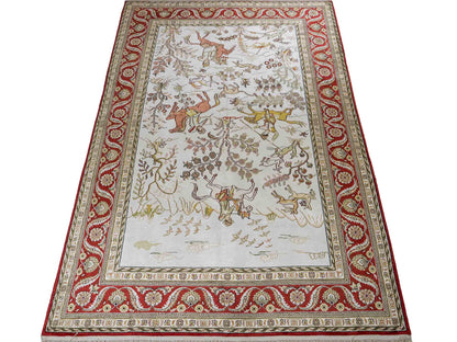 Feiner, handgeknüpfter Art Ghom aus Kunstseide. Ursprung China. Größe: 184 x 123 cm. Hauptfarben: Weiß, Creme, Rot. Vertrieb durch JUPITER Intl.
