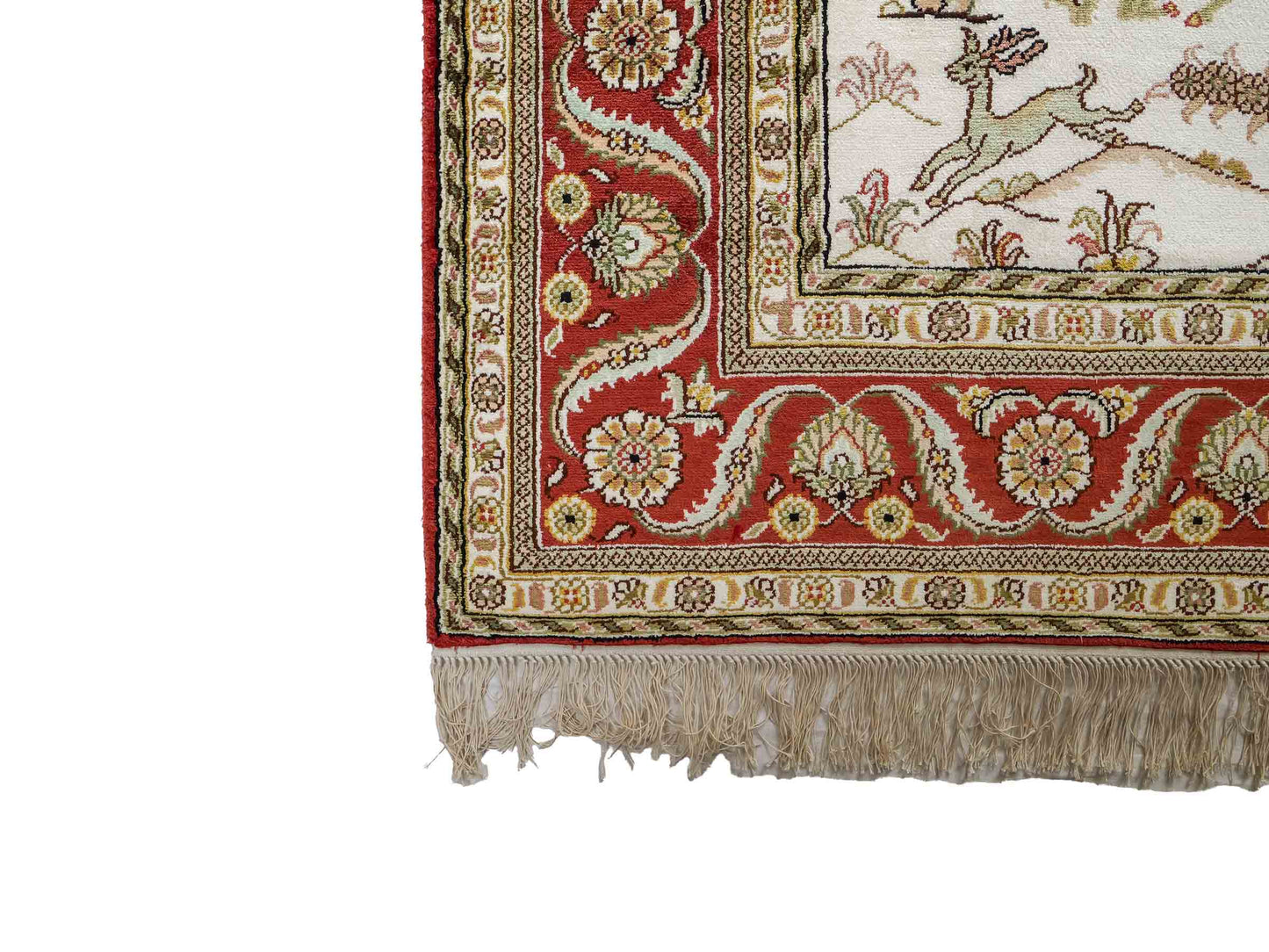 Feiner, handgeknüpfter Art Ghom aus Kunstseide. Ursprung China. Größe: 184 x 123 cm. Hauptfarben: Weiß, Creme, Rot. Vertrieb durch JUPITER Intl.