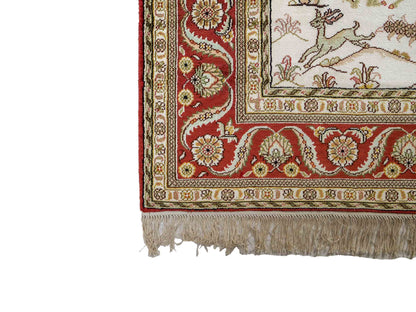 Feiner, handgeknüpfter Art Ghom aus Kunstseide. Ursprung China. Größe: 184 x 123 cm. Hauptfarben: Weiß, Creme, Rot. Vertrieb durch JUPITER Intl.