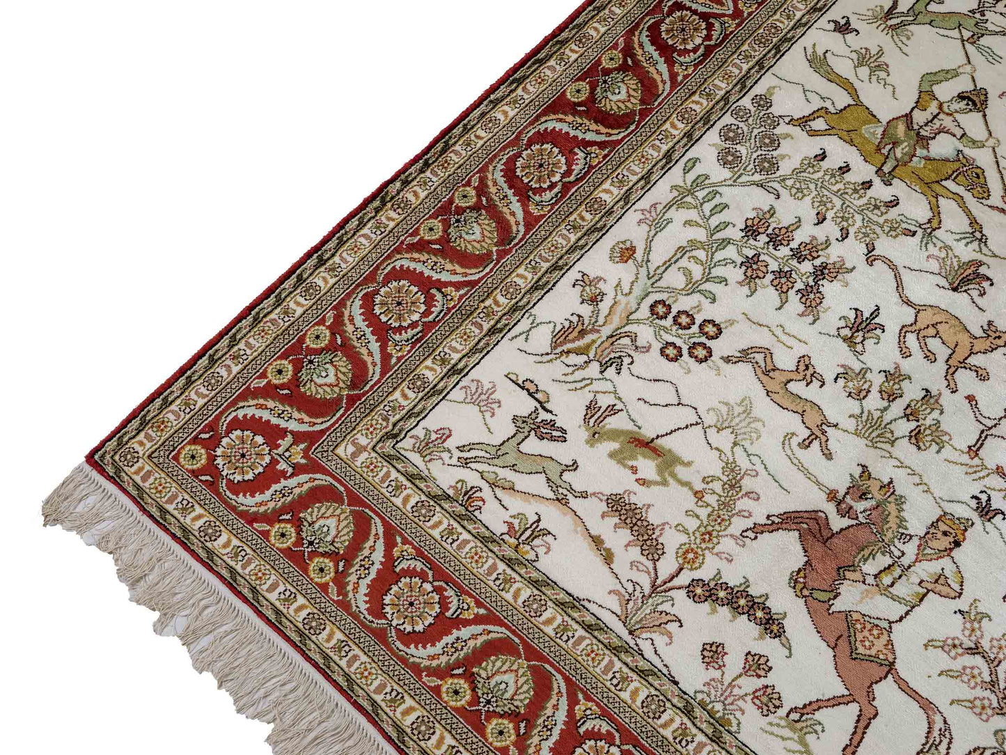 Feiner, handgeknüpfter Art Ghom aus Kunstseide. Ursprung China. Größe: 184 x 123 cm. Hauptfarben: Weiß, Creme, Rot. Vertrieb durch JUPITER Intl.