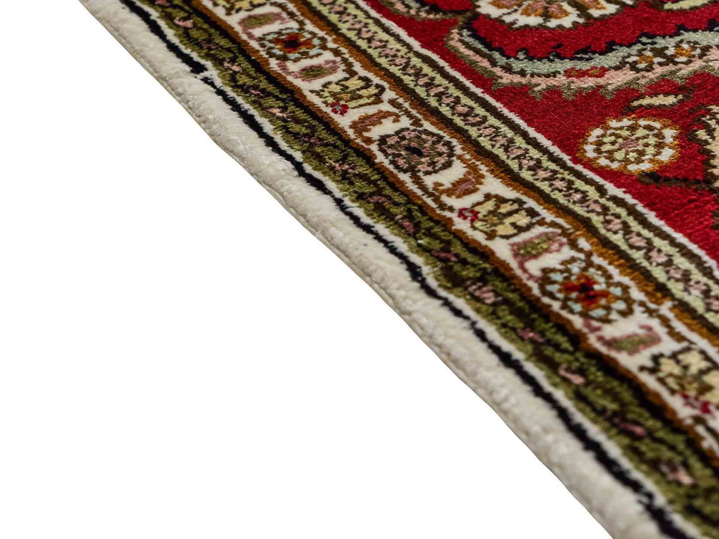 Feiner, handgeknüpfter Art Ghom aus Kunstseide. Ursprung China. Größe: 184 x 125 cm. Hauptfarben: Weiß, Creme, Rot. Vertrieb durch JUPITER Intl.