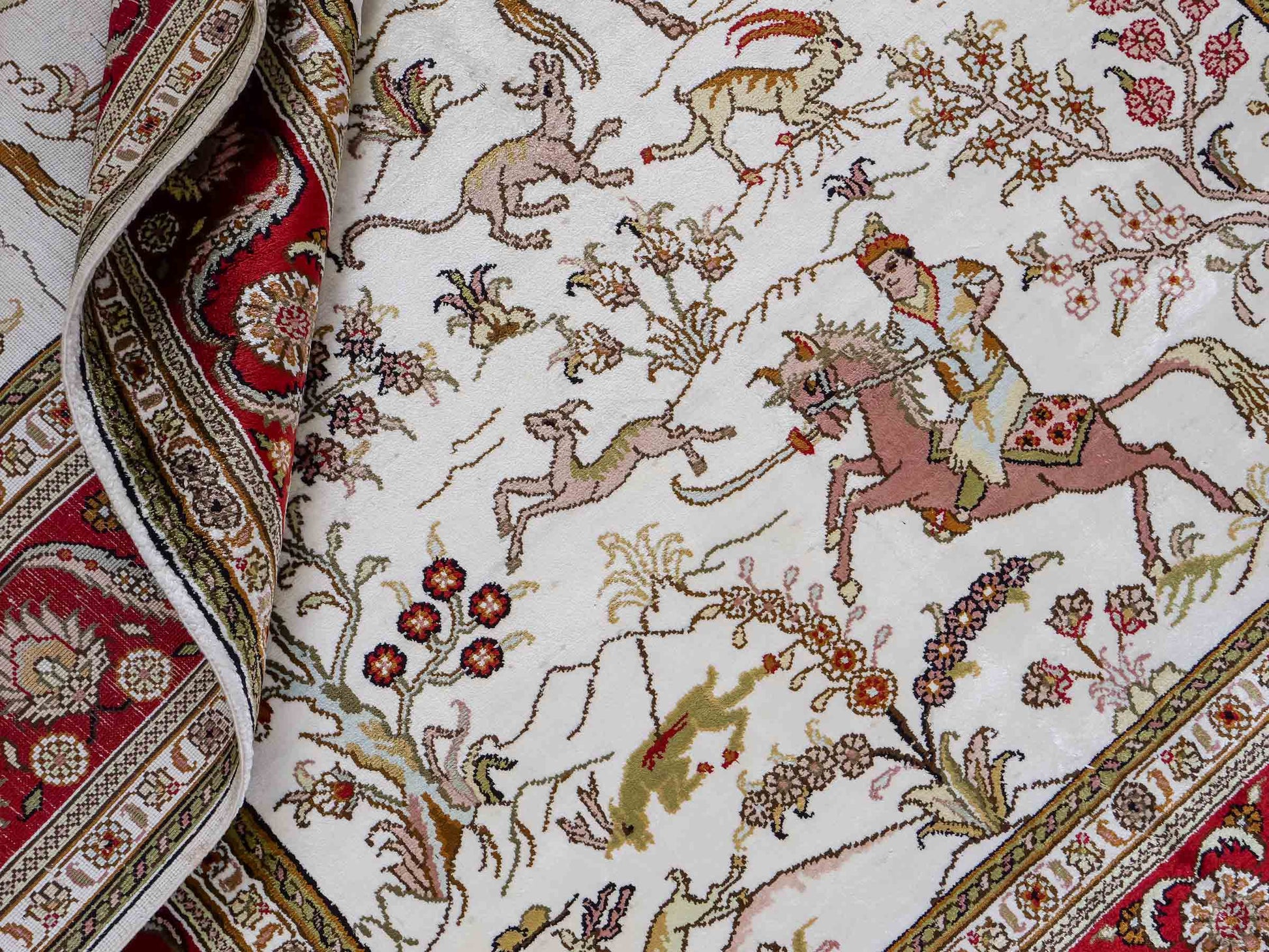 Feiner, handgeknüpfter Art Ghom aus Kunstseide. Ursprung China. Größe: 184 x 125 cm. Hauptfarben: Weiß, Creme, Rot. Vertrieb durch JUPITER Intl.