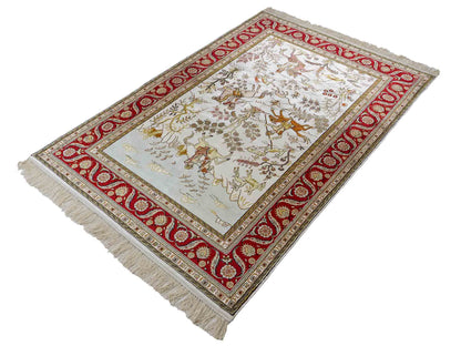 Feiner, handgeknüpfter Art Ghom aus Kunstseide. Ursprung China. Größe: 184 x 125 cm. Hauptfarben: Weiß, Creme, Rot. Vertrieb durch JUPITER Intl.