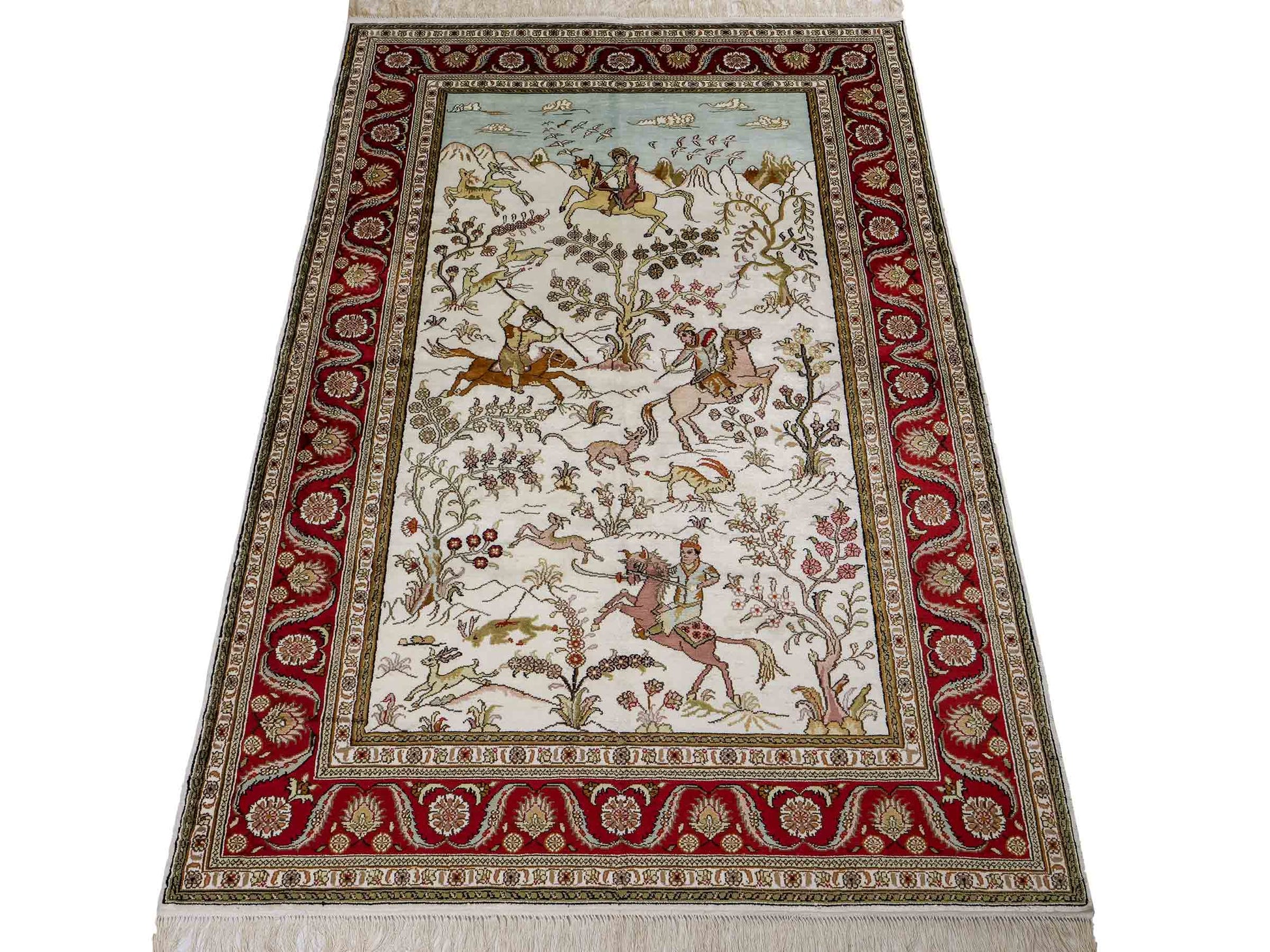 Feiner, handgeknüpfter Art Ghom aus Kunstseide. Ursprung China. Größe: 184 x 125 cm. Hauptfarben: Weiß, Creme, Rot. Vertrieb durch JUPITER Intl.