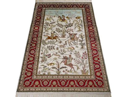 Feiner, handgeknüpfter Art Ghom aus Kunstseide. Ursprung China. Größe: 184 x 125 cm. Hauptfarben: Weiß, Creme, Rot. Vertrieb durch JUPITER Intl.