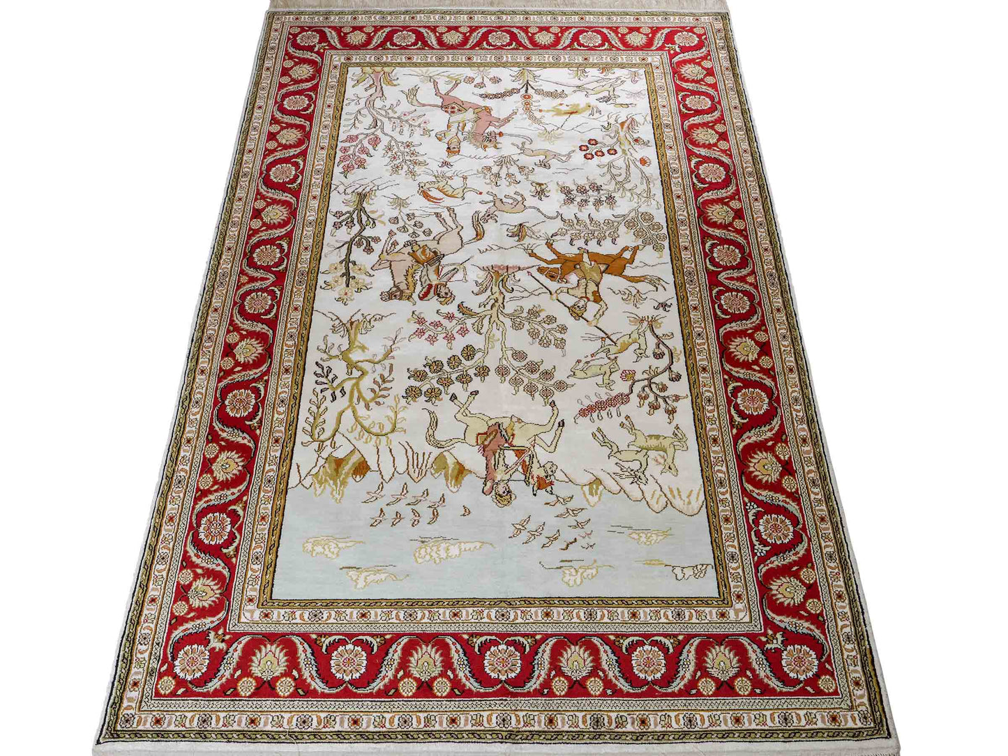 Feiner, handgeknüpfter Art Ghom aus Kunstseide. Ursprung China. Größe: 184 x 125 cm. Hauptfarben: Weiß, Creme, Rot. Vertrieb durch JUPITER Intl.