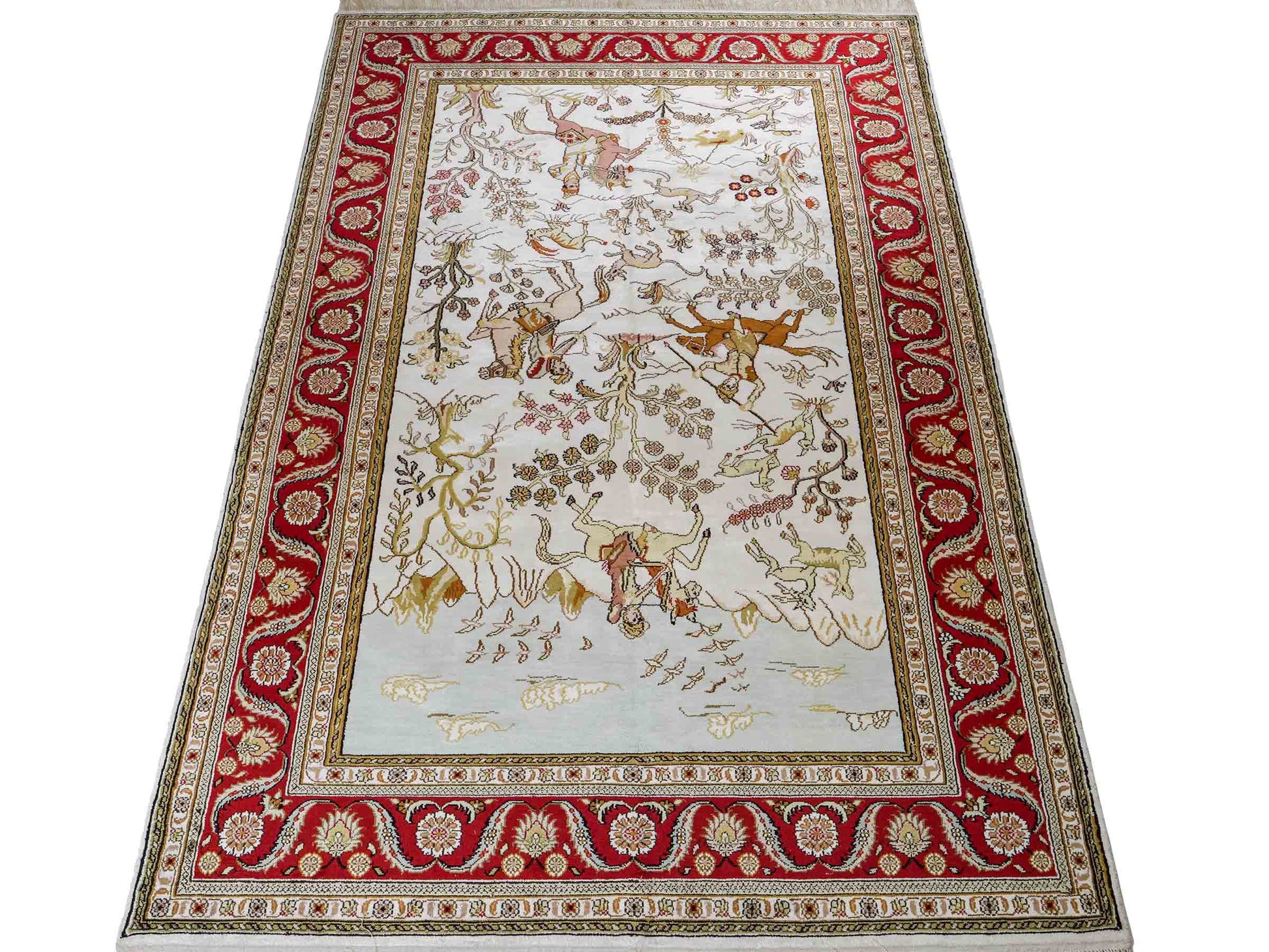 Feiner, handgeknüpfter Art Ghom aus Kunstseide. Ursprung China. Größe: 184 x 125 cm. Hauptfarben: Weiß, Creme, Rot. Vertrieb durch JUPITER Intl.