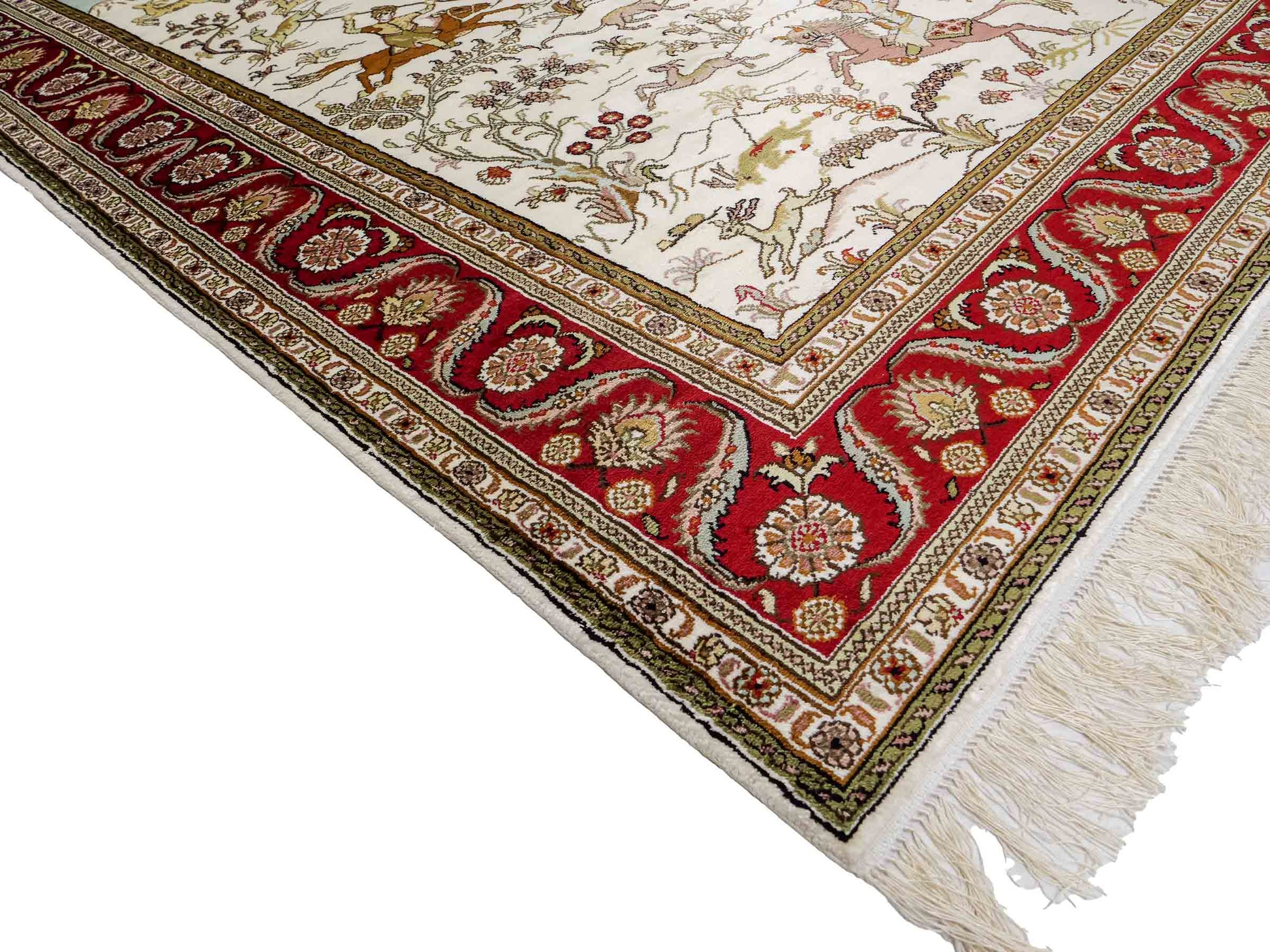 Feiner, handgeknüpfter Art Ghom aus Kunstseide. Ursprung China. Größe: 184 x 125 cm. Hauptfarben: Weiß, Creme, Rot. Vertrieb durch JUPITER Intl.