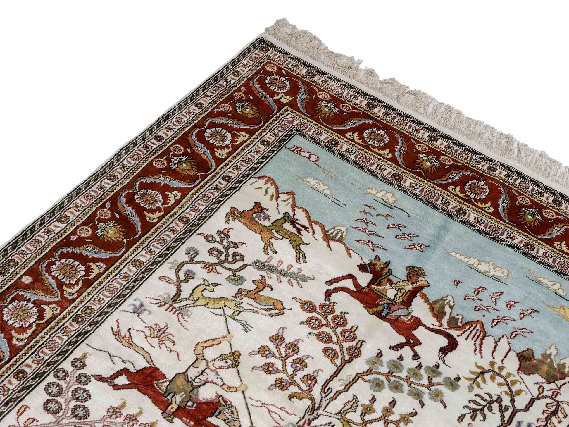 Feiner, handgeknüpfter Art Ghom aus Kunstseide. Ursprung China. Größe: 184 x 125 cm. Hauptfarben: Weiß, Creme, Rot. Vertrieb durch JUPITER Intl.