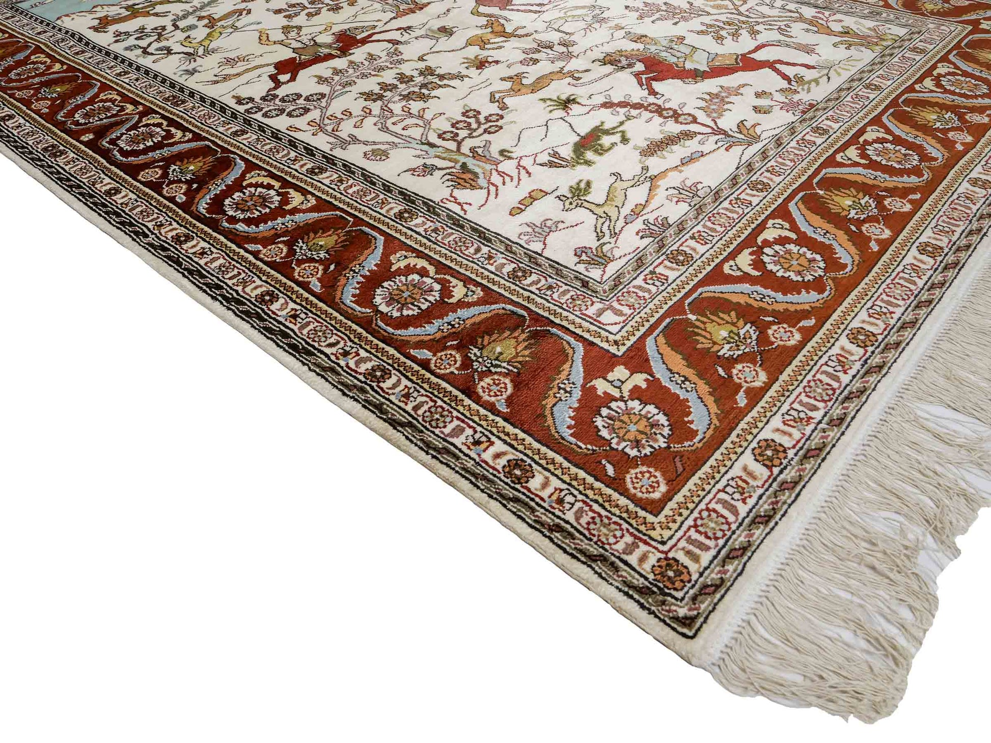 Feiner, handgeknüpfter Art Ghom aus Kunstseide. Ursprung China. Größe: 184 x 125 cm. Hauptfarben: Weiß, Creme, Rot. Vertrieb durch JUPITER Intl.